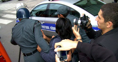 Задержание активистов. Фото http://www.ansar.ru/rfsng/islamskaya-partiya-azerbajdzhana-trebuet-osvobozhdeniya-svoih-arestovannyh-aktivistov
