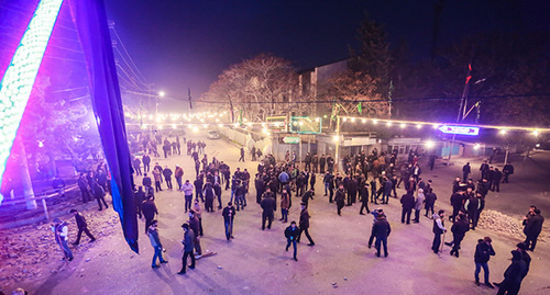 Протестующие жители на центральной площади Нардарана. 26 ноября 2015 года. Фото Азиза Каримова для "Кавказского узла"