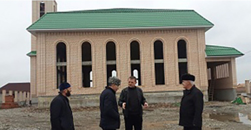 В селе Кулары Грозненского района Чечни ведется строительство новой мечети. Фото: https://chechnyatoday.com/content/view/283396'