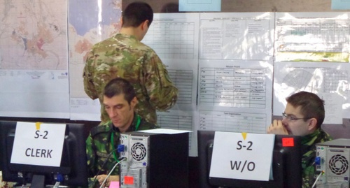 Военнослужащие за компьютерами. Фото Инны Кукуджановой для "Кавказского узла"