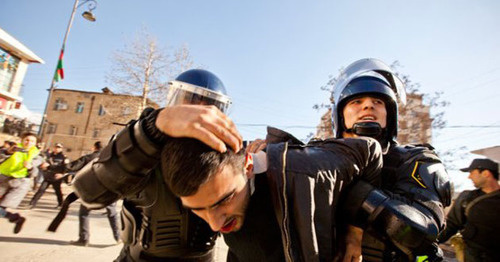 Сотрудники полиции задерживают участника акции. Фото http://haqqin.az/news/88222