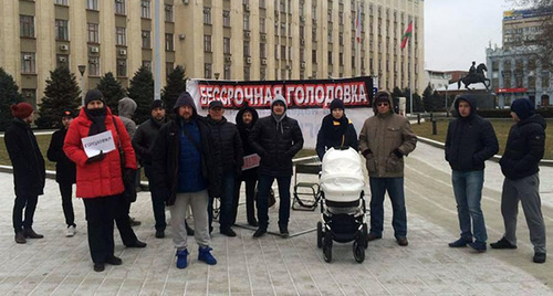 Дольщики ЖК "Анит-Сити" проводят бессрочную голодовку перед зданием администрации Краснодарского края, фото Михаила Абрамяна