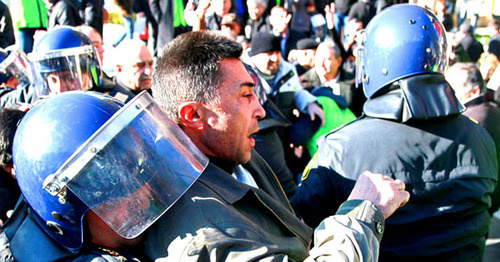 Сотрудники полиции разгоняют акцию протеста оппозиции. Баку, 10 декабря 2012 г. Фото Азиза Каримова для