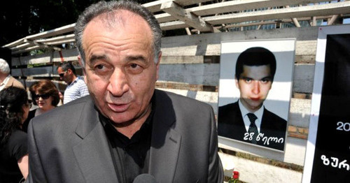 Юрий Вазагашвили возле портрета своего сына Зураба Вазагашвили. Фото: RFE/RL