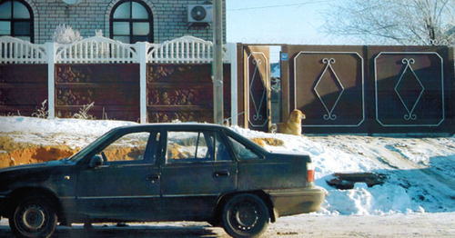 Въезд во двор дома жителя Гумрака после реконструкции трассы. Фото Татьяны Филимоновой для "Кавказского узла"
