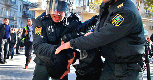 Сотрудники полиции разгоняют акцию протеста оппозиции. Баку, 10 декабря 2012 г. Фото Азиза Каримова для "Кавказского узла"