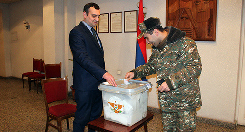 На открытом в Ереване для голосования на карабахском референдуме избирательном участке. Фото Армине Мартиросян для "Кавказского узла"