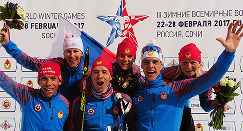 Мужская и женская команды России завоевали золото на соревнованиях по ориентированию на лыжах на III зимних Всемирных военных играх в Сочи. Фото http://mil.ru/cism2017/multimedia/more.htm?id=12113027@egNews