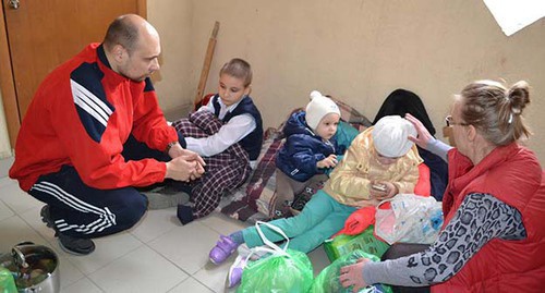 Дети и родители выброшены в коридор дома после выселения. Фото Светланы Кравченко для "Кавказского узла"
