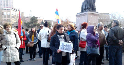 Активисты пришли на площадь Свободы в Ереване, чтобы принять участие в шествии памяти Артура Саргсяна. Ереван, 17 марта 2017 г. Фото Армине Мартиросян для "Кавказского узла"