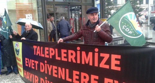 Активисты с плакатом в поддержку создания в Турции телеканала на черкесском языке. Фото: Cerkesfed.org