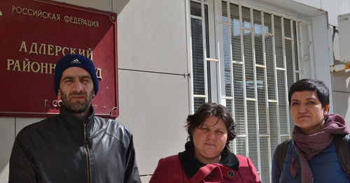 Мардирос Демерчян с супругой возле здания суда. Сочи, март 2017 г. Фото Светланы Кравченко для "Кавказского узла"