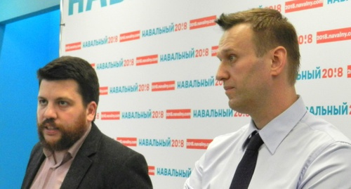 Алексей Навальный (справа) на открытии волгоградского штаба. Фото Татьяны Филимоновой для "Кавказского узла"