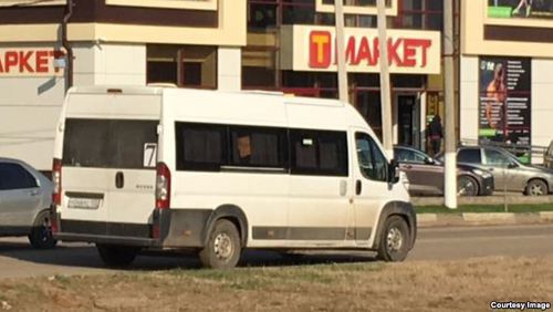 Автобус, на котором, предположительно, уехали нападавшие. Фото http://www.svoboda.org/a/28395339.html