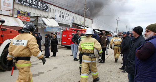 Пожар на рынке на улице Ирчи Казака в Махачкале. 31 марта 2017 г. Фото: Руслан Алибеков http://chernovik.net/