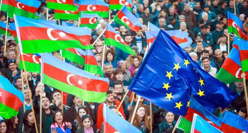 Участники протестной акции в Баку с флагами. Фото Азиза Каримова для "Кавказского узла"