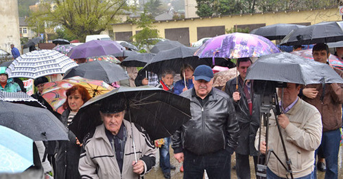 Во время митинга шел дождь. Сочи, 9 апреля 2017 г. Фото Светланы Кравченко для "Кавказского узла"