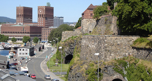 Укрепления крепости Акерсхус (справа) и ратуша Осло (на заднем плане слева). Фото Jim G from Silicon Valley,https://ru.wikipedia.org/wiki/%D0%9E%D1%81%D0%BB%D0%BE 