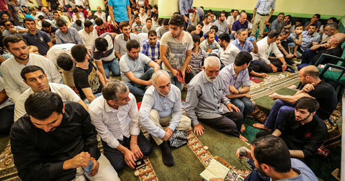 Верующие в мечети "Гаджи Джавад" в Баку. 13 апреля 2-17 года. Фото Азиза Каримова для "Кавказского узла"