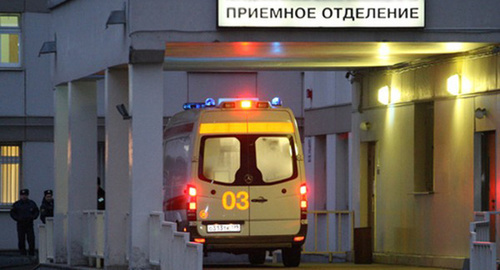Автомобиль скорой помощи в приемном отделении больницы. Фото http://bloknot-volgograd.ru/news/29-letnego-rabochego-ubilo-derevom-pri-razbore-ava-837557?sphrase_id=254213