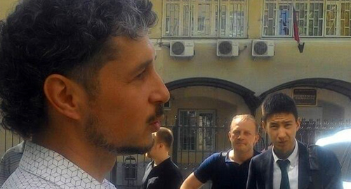 Александр Хуруджи у здания суда после освобождения из-под стражи.  Фото Константина Волгина для "Кавказского узла"