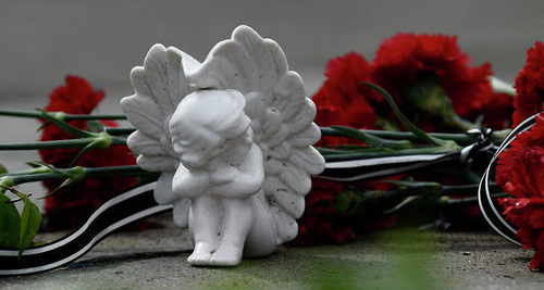 Цветы и фигарка ангела в память о погибших. Фото © Sputnik/ Антон Круглов
 https://sputnik-georgia.ru/society/20170514/235963589/Gibel-rabochih-na-shahte-premer-Gruzii-posetil-pohorony.html