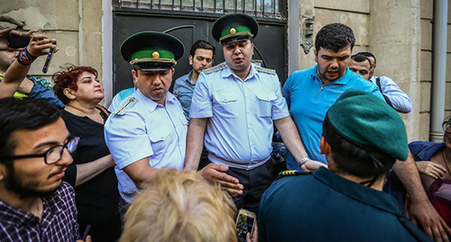 Сотрудники полиции во время задержания  Афгана Мухтарлы. Фото Азиза Каримова для "Кавказского узла"