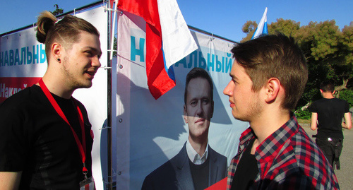  Волонтеры штаба Навального у агитационного куба. Фото Вячеслава Ященко
