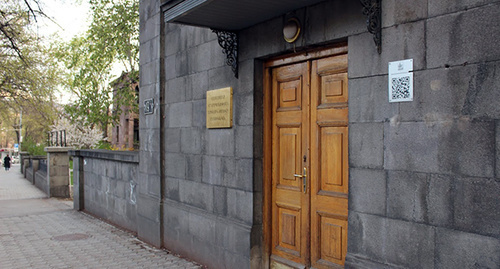 Ыход в здание парламента Армении. Фото Армине  Мартиросян для "Кавказского узла"