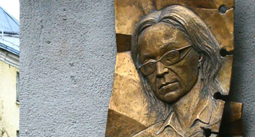 Мемориальная доска  в память об Анне Политковской. Фото http://gdb.rferl.org/6233451B-DCBA-4E92-BA5C-4E39C22613FE_cy10_r1_w974_n_s.jpg