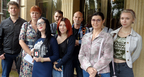 Анастасия Титова в центре (в очках) и с адвокатом Ева Коган (высокая с поясом). И группа поддержки у входа в суд и в зале суда 