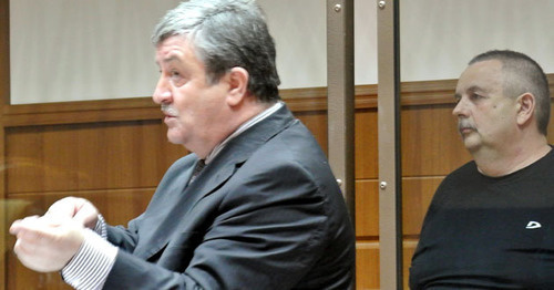 Адвокат Алауди Мусаев и Александр Долженко (справа) в зале суда. Фото Аслана Николаева для "Кавказского узла"