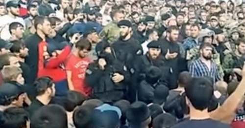 Представители чеченской общины в ходе общения с Даудовым возле села Ленинкент. Фото: скриншот видео YouTube, https://www.youtube.com/watch?v=vZCf8FnZmH4