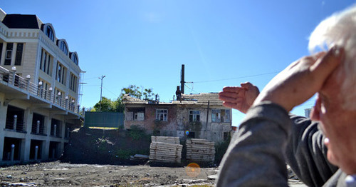 Дом Евгения Скубы на который он показывает. Фото Светланы Кравченко для "Кавказского узла"