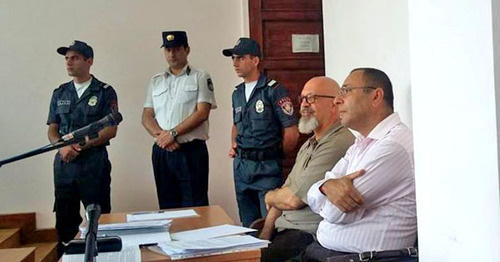 Каро Егнукян (второй справа) в зале суда. Фото: RFE/RL