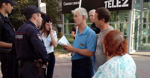 Сотрудники пикета общаются с участниками полиции. Фото Татьяны Филимоновой для "Кавказского узла"