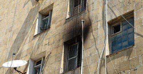 Здание общежития в восьмом микрорайоне Сумгаита после пожара. Фото: © Sputnik / Murad Orujov
