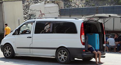 Скопления автомобилей на КПП "Верхний Ларс". Фото Алана Цхурбаева для "Кавказского узла"