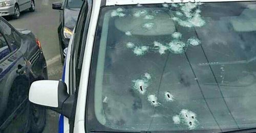 Следы от пуль на лобовом стекле полицейской машины. Краснодар, 28 августа 2017 г. Фото: Туподар / twitter.com/typodar