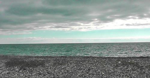 Пляж в Гагре. Фото Анны Грицевич для "Кавказского узла"