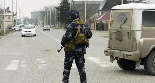 Сотрудник силовых структур на улице Грозного. Чечня. Фото: REUTERS/Eduard Kornienko