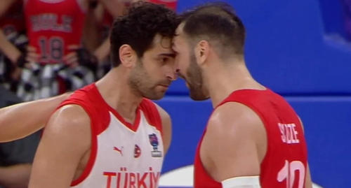 Баскетболисты сборных Турции и Грузии, стоп-кадр видео СпоRT