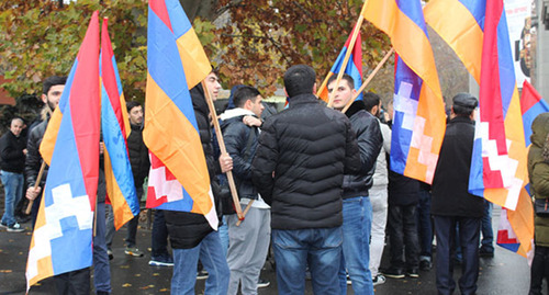 Активисты с флагами Нагорного Карабаха. Фото Тиграна Петросяна для "Кавказского узла"