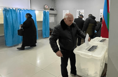 Голосование на одном из участков в Баку. Фото Фаика Меджида для "Кавказского узла".