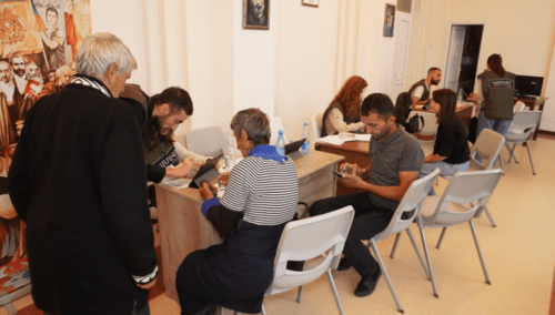 Карабахские беженцы оформляют документы. Фото с сайта Минтруда Армении,https://mlsa.am/news/601