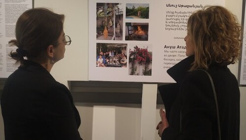 Посетители рассматривают экспонаты выставки "Мой дом в Арцахе". Фото: Армине Мартиросян для "Кавказского узла"