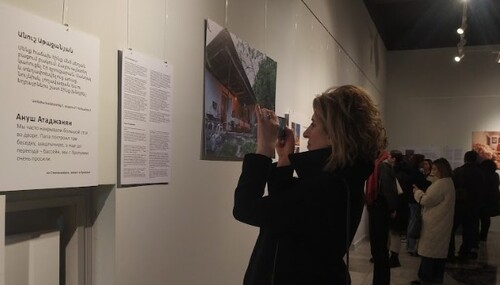 Посетительница фотографирует экспонат выставки "Мой дом в Арцахе". Фото: Армине Мартиросян для "Кавказского узла"