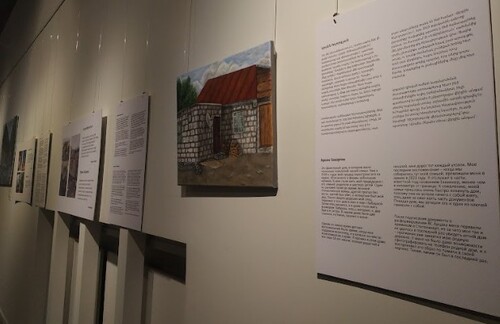 Фотографии оставленных домов карабахцев и их истории, представленные на выставке "Мой дом в Арцахе". Фото: Армине Мартиросян для "Кавказского узла"