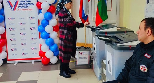 Силовик наблюдает за голосованием на избирательном участке в Карачаево-Черкесии. Фото: Избирком республики https://vk.com/wall-206237031_2232