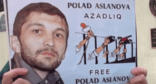 Плакат с требованием освободить Полада Асланова. Стоп-кадр видео из YouTube-канала Turan от 03.03.21, https://www.youtube.com/watch?v=DQMo-1lRtUY